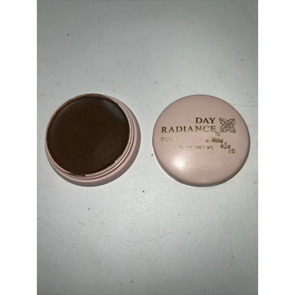Vintage NOS Mary Kay Day Radiance Foundation - Dusk  1/2 Oz